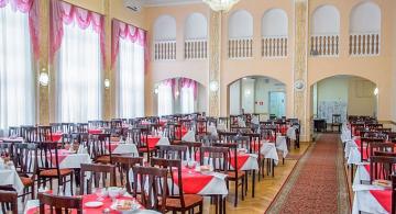 Большой обеденный зал в столовой санатория Москва в Кисловодске 